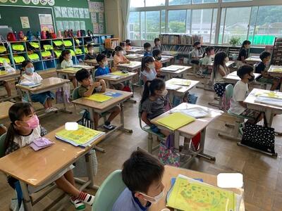 始業式：校歌を聞く１年生