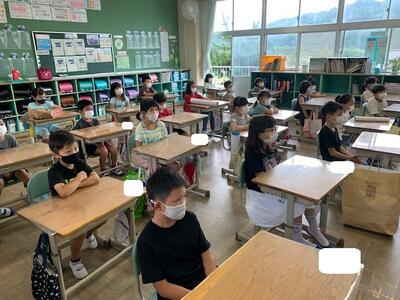 始業式：校歌を聞く２年生