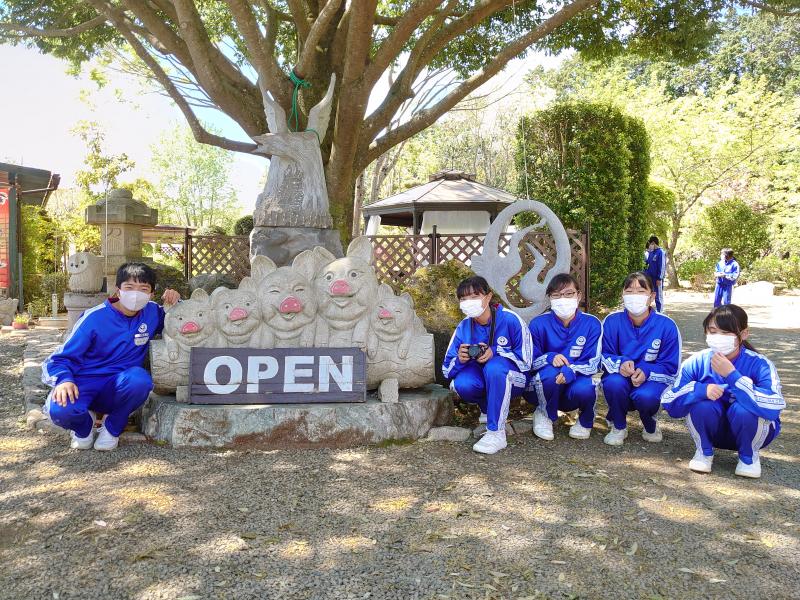 入口のオブジェの前で！