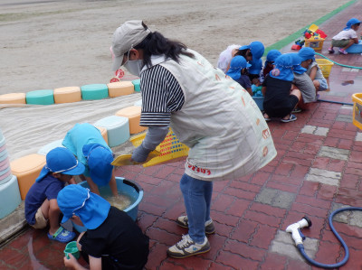 00　年長　砂場の道具掃除　DSCF2630