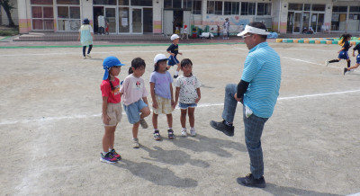 00　年長　校長先生に指導受ける　DSCF3851