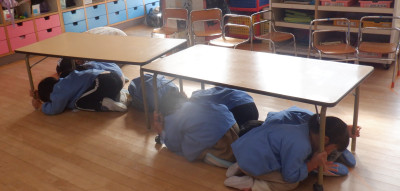 00 避難訓練 年長 机の下 DSCF5718