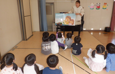 00 年少 ステージで読み聞かせ DSCF6136