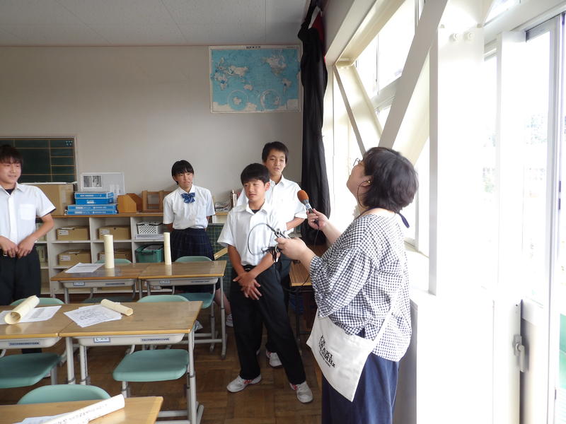 インタビューを受ける部員