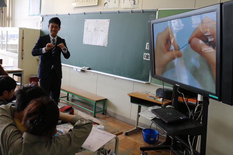 ５年生は家庭科の授業でした。