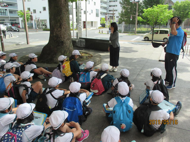 いわき市立美術館で学芸員さんの説明を受けました。