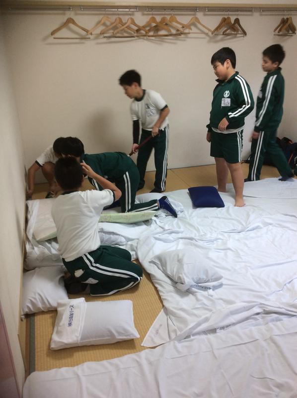なんと、男子の部屋はすでに布団が敷かれました。