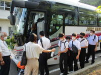 手指の消毒をして乗車します。